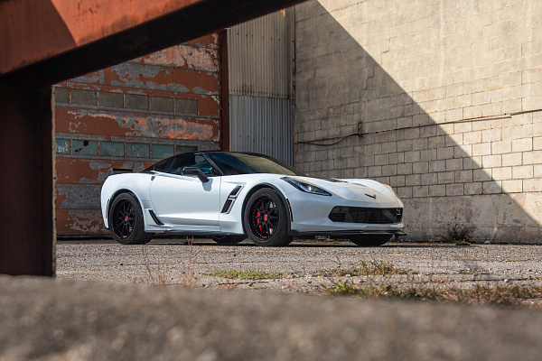 Фото дисков Strasse Wheels R10 Signature Черный сатин на Chevrolet Corvette C7