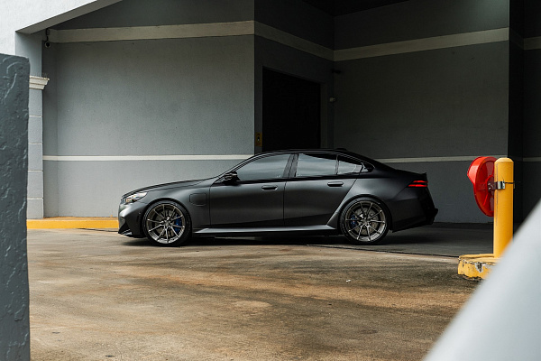 Фото дисков Anrky AN12 Глянцевый темный лак на BMW 5/M5 (G60/G90)