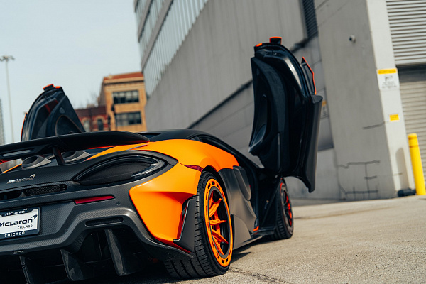 Фото дисков Brixton Forged FDE11 Aerotech Черный сатин на McLaren 600