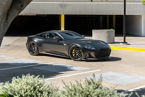 Фото дисков Brixton Forged PF8 Черный сатин на Aston Martin DBS 3