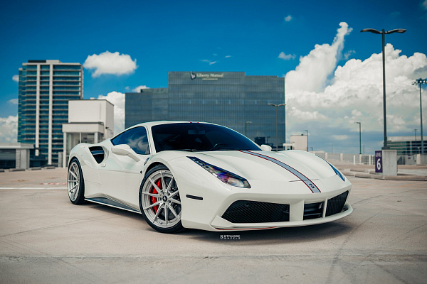 Фото дисков Strasse Wheels SV10 Deep Concave Duoblock Глянцевый лак на Ferrari 488