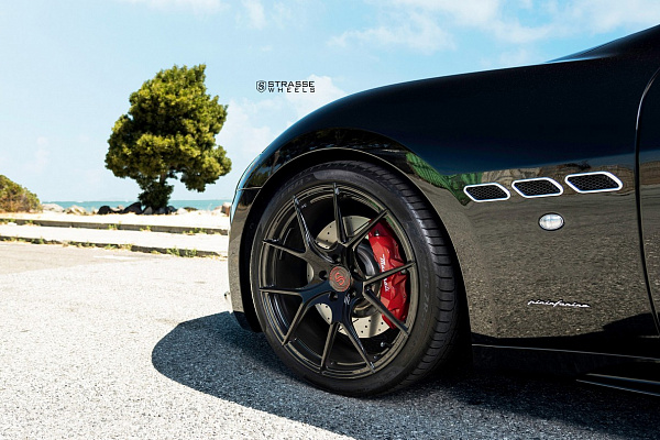 Фото дисков Strasse Wheels SM5R Deep Concave Monoblock Черный глянец на Maserati GranTurismo I