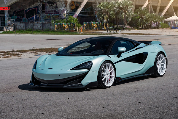 Фото дисков Anrky AN18 Белый глянец на McLaren 600