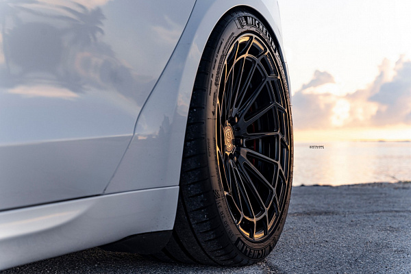 Фото дисков Strasse Wheels SV15FF Deep Concave Duoblock Черный глянец на Tesla Model S