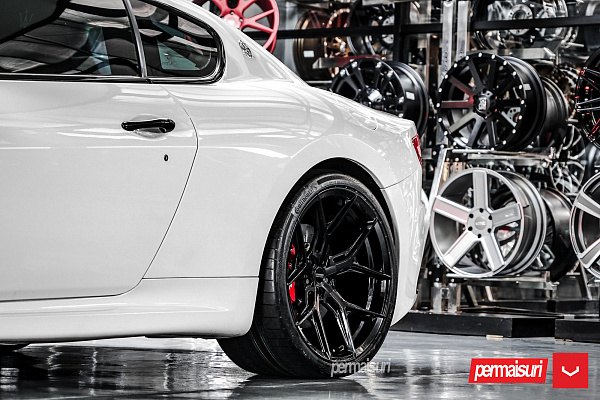 Фото дисков Vossen HF-5 Черный глянец на Maserati GranTurismo I