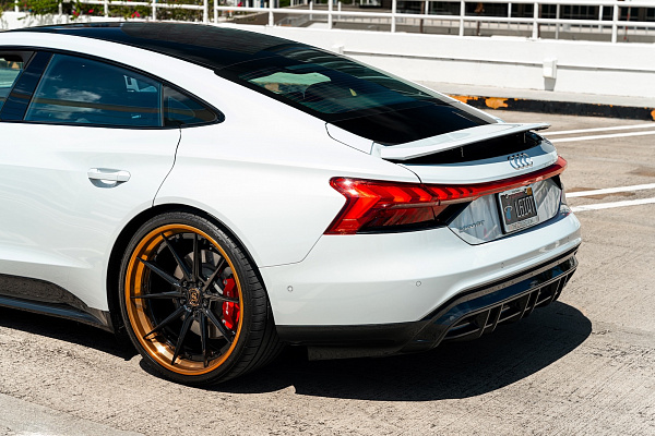 Фото дисков Strasse Wheels SV10 Deep Concave FS Черный глянец на Audi E-tron GT