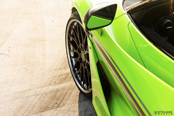 Фото дисков Strasse Wheels SV10M Deep Concave FS Черный глянец на McLaren 720S