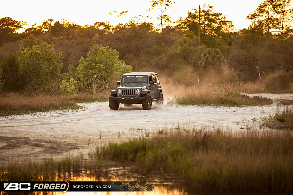 Фото дисков BC Forged RZ05 Сатиновая бронза на Jeep Wrangler III (JK)