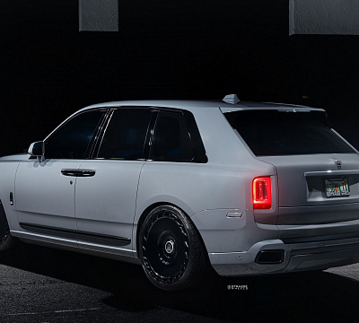 Фото дисков Strasse Wheels SV101 Deep Concave Duoblock RR на Rolls-Royce Cullinan