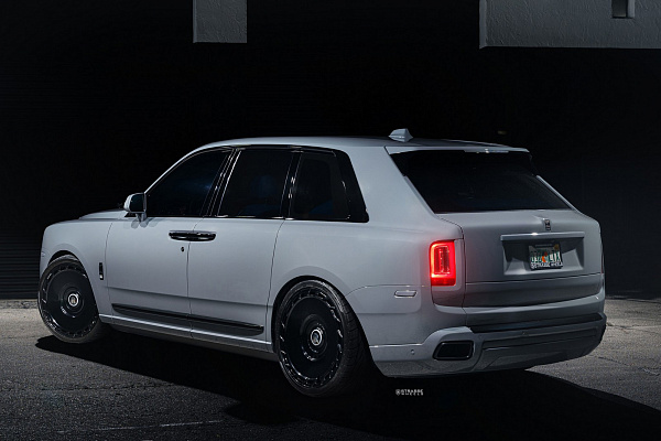 Фото дисков Strasse Wheels SV101 Deep Concave Duoblock RR Черный глянец на Rolls-Royce Cullinan