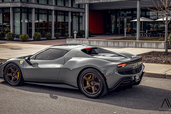 Фото дисков Brixton Forged TR05 Сатиновая бронза на Ferrari 296
