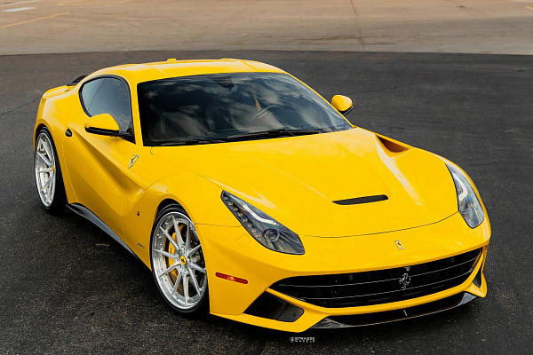 Фото дисков Strasse Wheels SV10 Deep Concave FS Глянцевый лак на Ferrari 812
