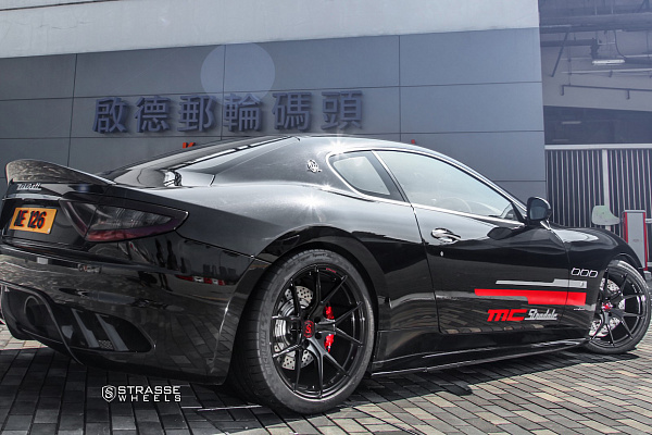 Фото дисков Strasse Wheels SM5R Deep Concave Monoblock Черный глянец на Maserati GranTurismo I
