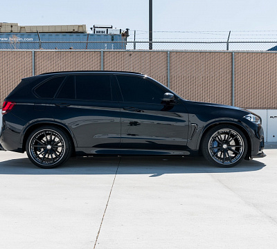 Фото дисков HRE S104 на BMW X5/X5 M (F15/F85)
