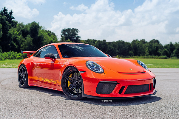Фото дисков Strasse Wheels SV2 Deep Concave Monoblock Черный глянец на Porsche 911 VII