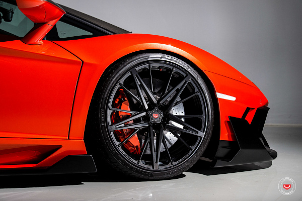Фото дисков Vossen M-X6 Черный глянец на Lamborghini Aventador