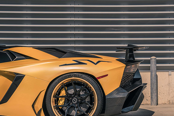 Фото дисков Brixton Forged CM5-R Черный глянец на Lamborghini Aventador