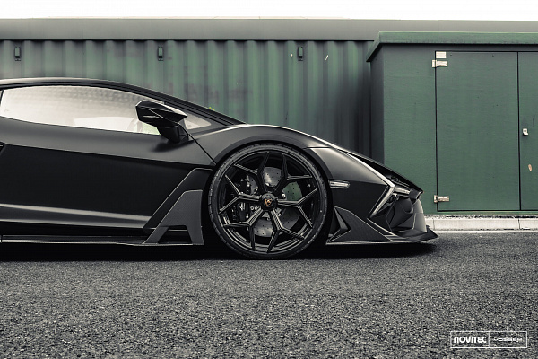 Фото дисков NOVITEC NL4 Черный глянец на Lamborghini Revuelto