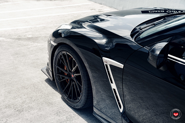Фото дисков Vossen M-X4T Черный глянец на Nissan GT-R