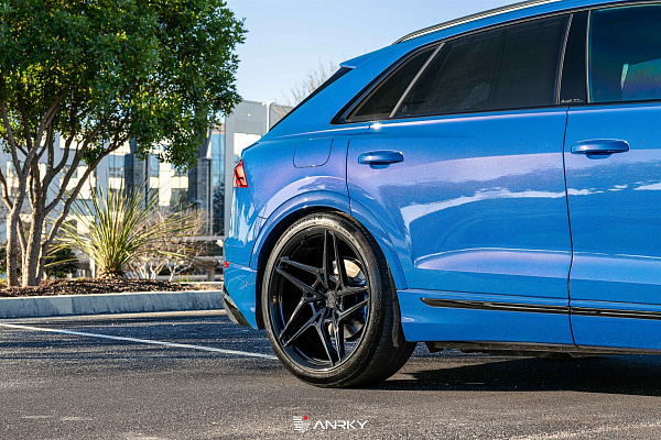 Фото дисков Anrky S1-X3 Черный глянец на Audi Q8