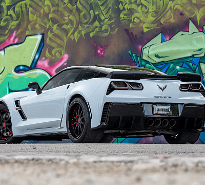 Фото дисков Strasse Wheels R10 Signature на Chevrolet Corvette C7