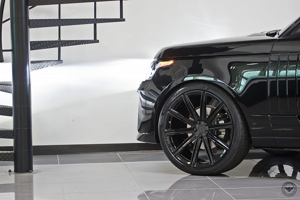Фото дисков Vossen UV-2 Черный глянец на Range Rover IV