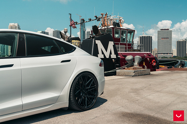 Фото дисков Vossen HF-7 Черный глянец на Tesla Model S
