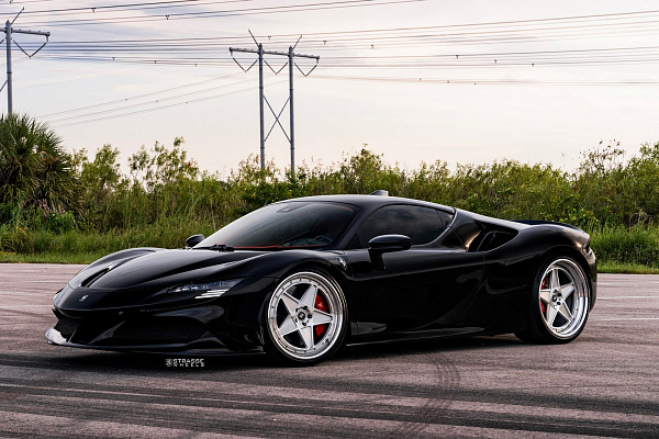 Фото дисков Strasse Wheels F5 Track Глянцевый лак на Ferrari SF90