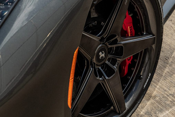 Фото дисков Anrky RS5.3 Глянцевый темный лак на Ferrari 812