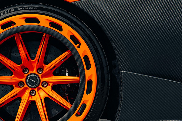 Фото дисков Brixton Forged FDE11 Aerotech Черный сатин на McLaren 600