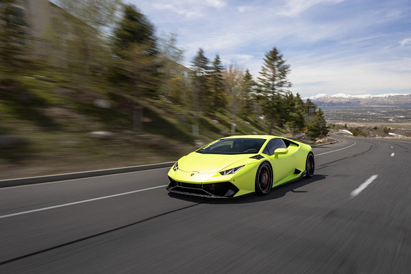 Фото дисков Strasse Wheels SV10T Deep Concave FS Черный глянец на Lamborghini Huracan