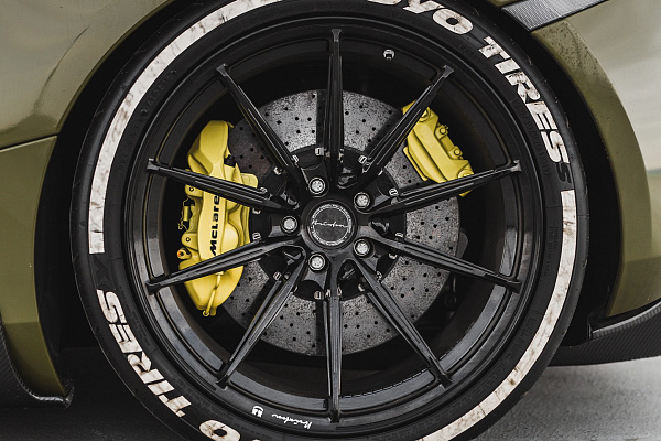 Фото дисков Brixton Forged R11-R Черный глянец на McLaren 720S