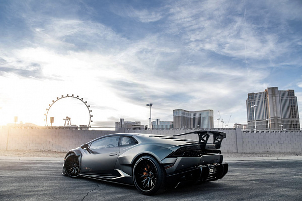 Фото дисков Savini SV83 Черный глянец на Lamborghini Huracan