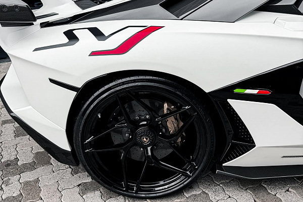 Фото дисков Brixton Forged PF5 Черный глянец на Lamborghini Aventador