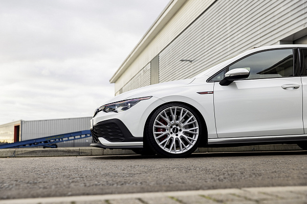 Фото дисков Rotiform LSE Серебро на Volkswagen Golf VIII