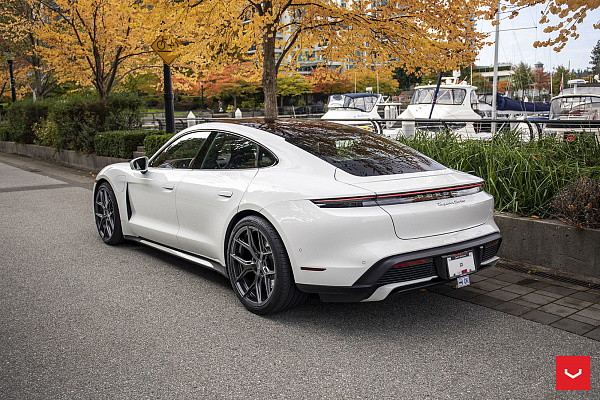 Фото дисков Vossen HF-5 Глянцевый графит на Porsche Taycan I