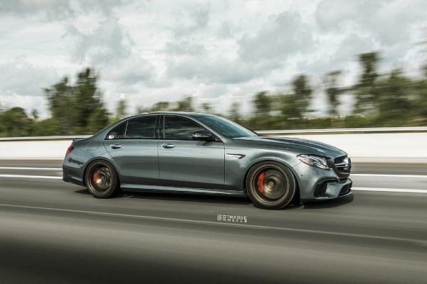 Фото дисков Strasse Wheels SM5RT Deep Concave Monoblock Сатиновая темная бронза на Mercedes-Benz E-Class (W213, S213, C238)