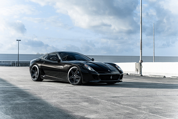 Фото дисков Strasse Wheels SV2 Deep Concave Duoblock Другой цвет на Ferrari 599