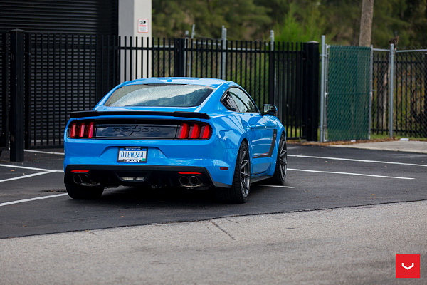 Фото дисков Vossen VFS-10 Глянцевый графит на Ford Mustang VI