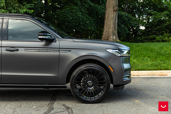 Фото дисков Vossen HF-8 Черный глянец на Lincoln Navigator V