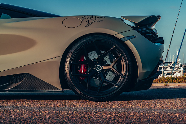 Фото дисков Brixton Forged PF7 Черный сатин на McLaren 720S