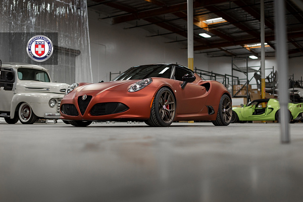 Фото дисков HRE R101 Сатиновая бронза на Alfa Romeo 4c