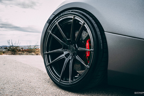 Фото дисков Savini SV1 Черный глянец на McLaren 720S