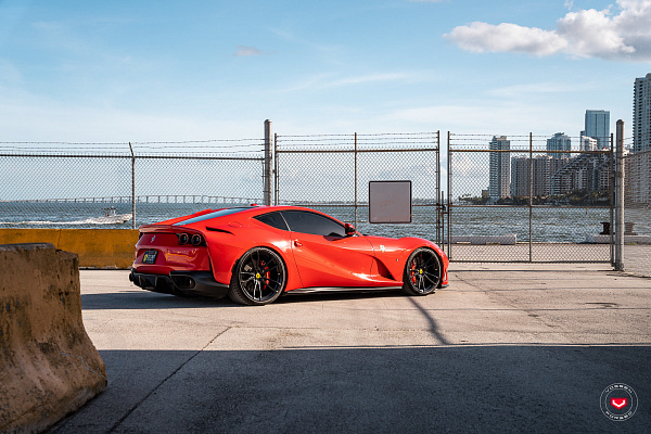 Фото дисков Vossen S17-06 Черный глянец на Ferrari 812
