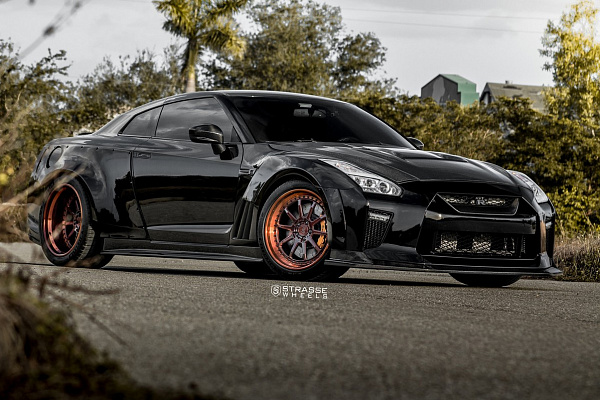 Фото дисков Strasse Wheels R10 Competition Другой цвет на Nissan GT-R