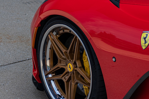 Фото дисков Brixton Forged VL2 Глянцевое темное золото на Ferrari 812
