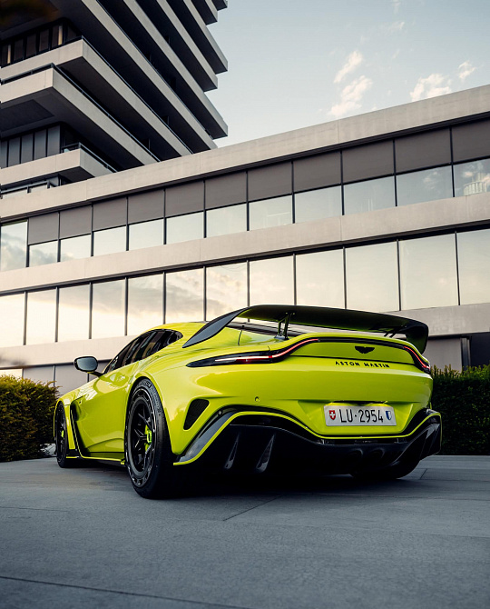 Фото дисков PF7 Aerotech Черный глянец на Aston Martin Vantage 4
