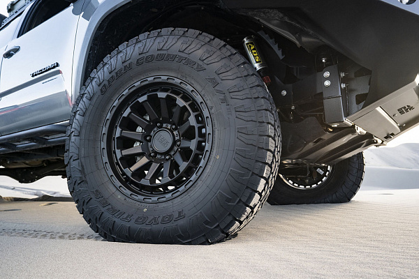 Фото дисков Black Rhino RAID Черный матовый на Toyota Tacoma III