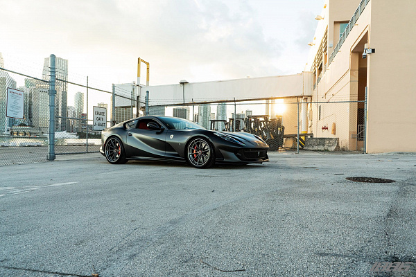 Фото дисков 1886 Wheels G010 Глянцевый темный лак на Ferrari 812