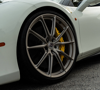 Фото дисков HRE P104SC на Ferrari 488